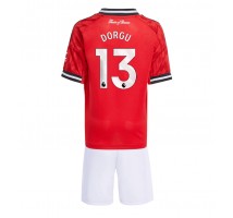 Manchester United Patrick Dorgu #13 Koszulka Podstawowa dzieci 2025-26 Krótki Rękaw (+ krótkie spodenki)